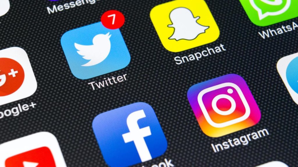 Twitter vs Snapchat vs Facebook vs Instagram Reseaux Sociaux