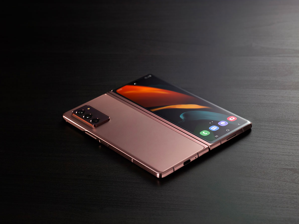 Rozłożony Galaxy Z Fold 2 w wersji Mystic Bronze