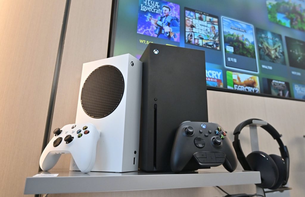 Xbox Series S i Xbox Series X oraz kontroler nożny